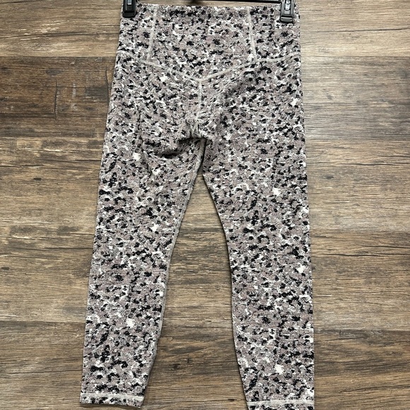 Athleta Lation Textured 7/8 Tight Black Cream Patterned Leggings - Picture 2 of 5